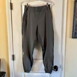 Athleta Brooklyn Textured Jogger, olive color, like new condition, size 6